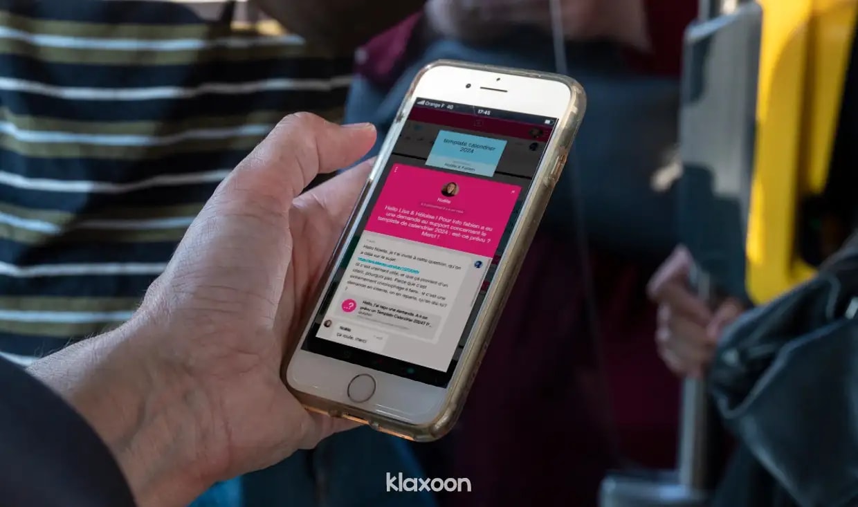 Someone answering a Question asynchronously on their mobile phone. | Klaxoon