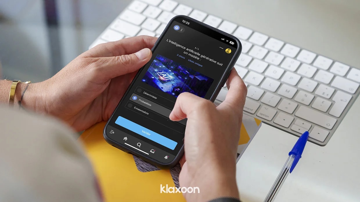 Une personne qui répond à un Quiz sur mobile, dont une question porte sur les outils IA. | Klaxoon