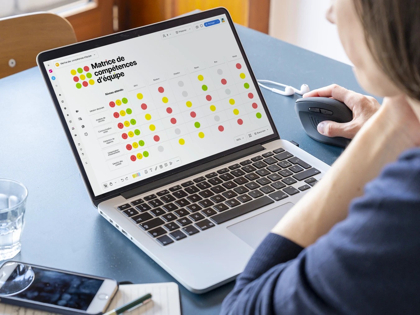Tableau de bord mobile de gestion d’équipe avec graphique d’avancement et liste de tâches.