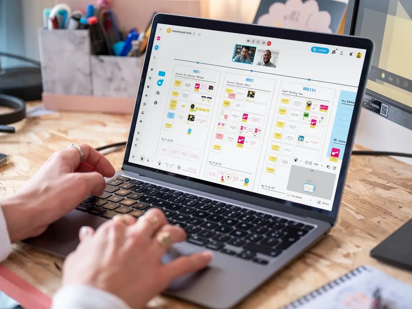 Réunion interactive d’équipe avec écran tactile Klaxoon et outils collaboratifs.