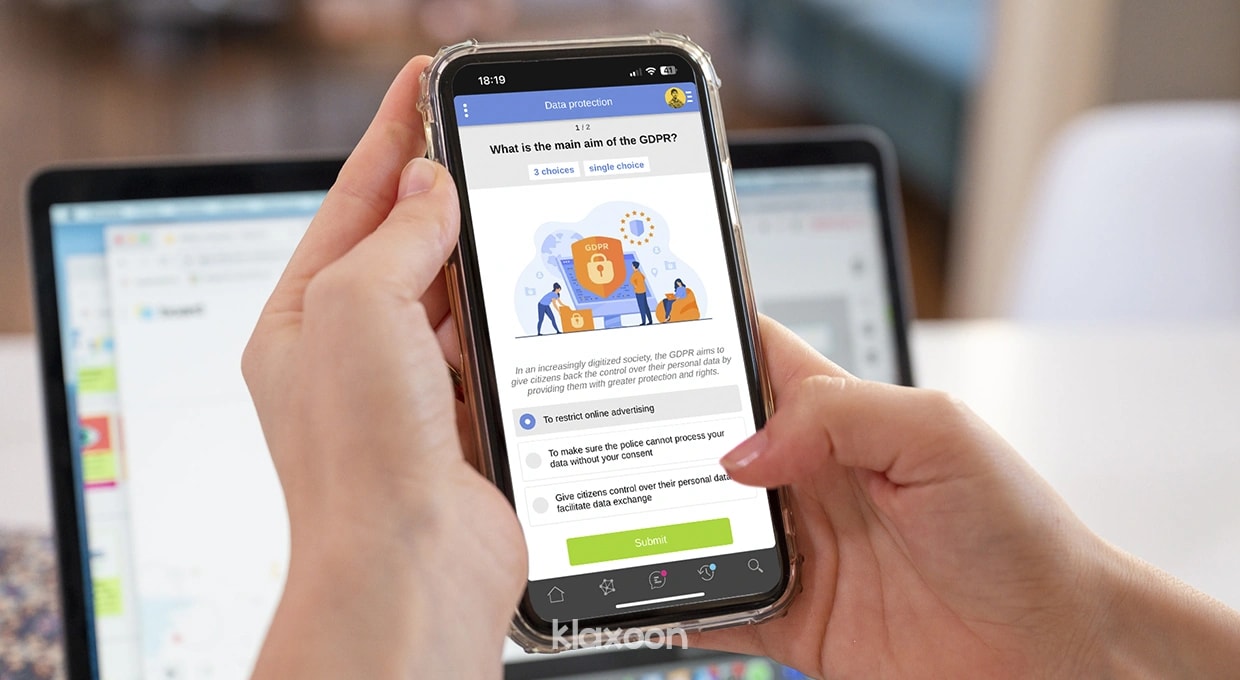 A person playing a Quiz on their smartphone. | Klaxoon