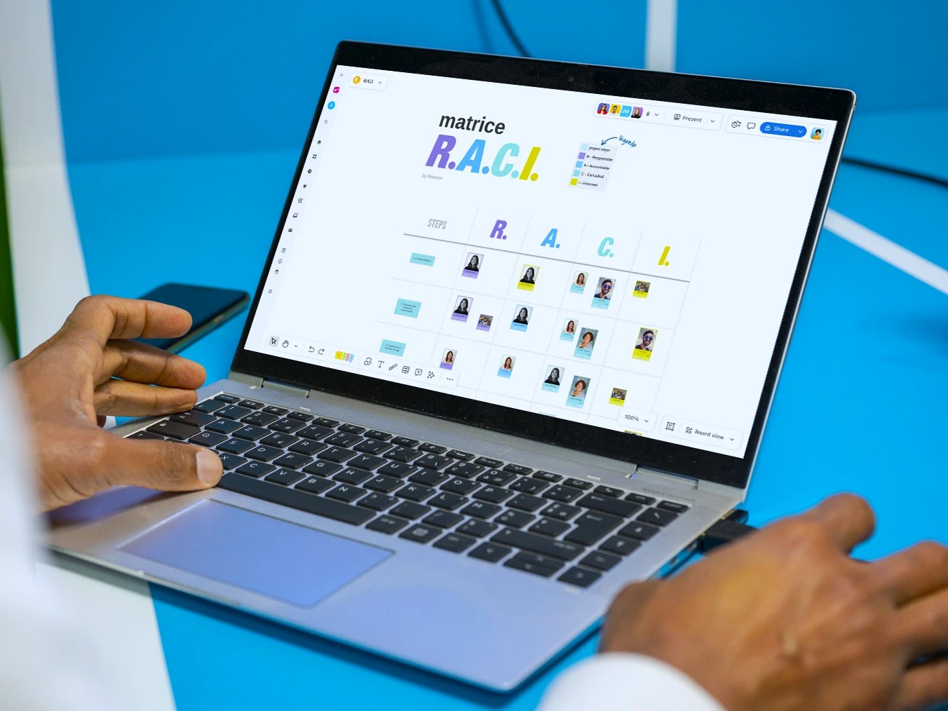 Panier d’achat avec signe euro symbolisant la vente.