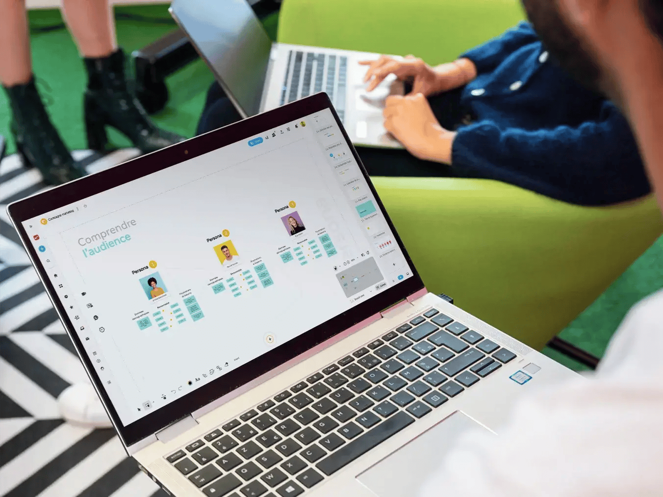 Tableau de bord Klaxoon avec graphiques et outils collaboratifs.