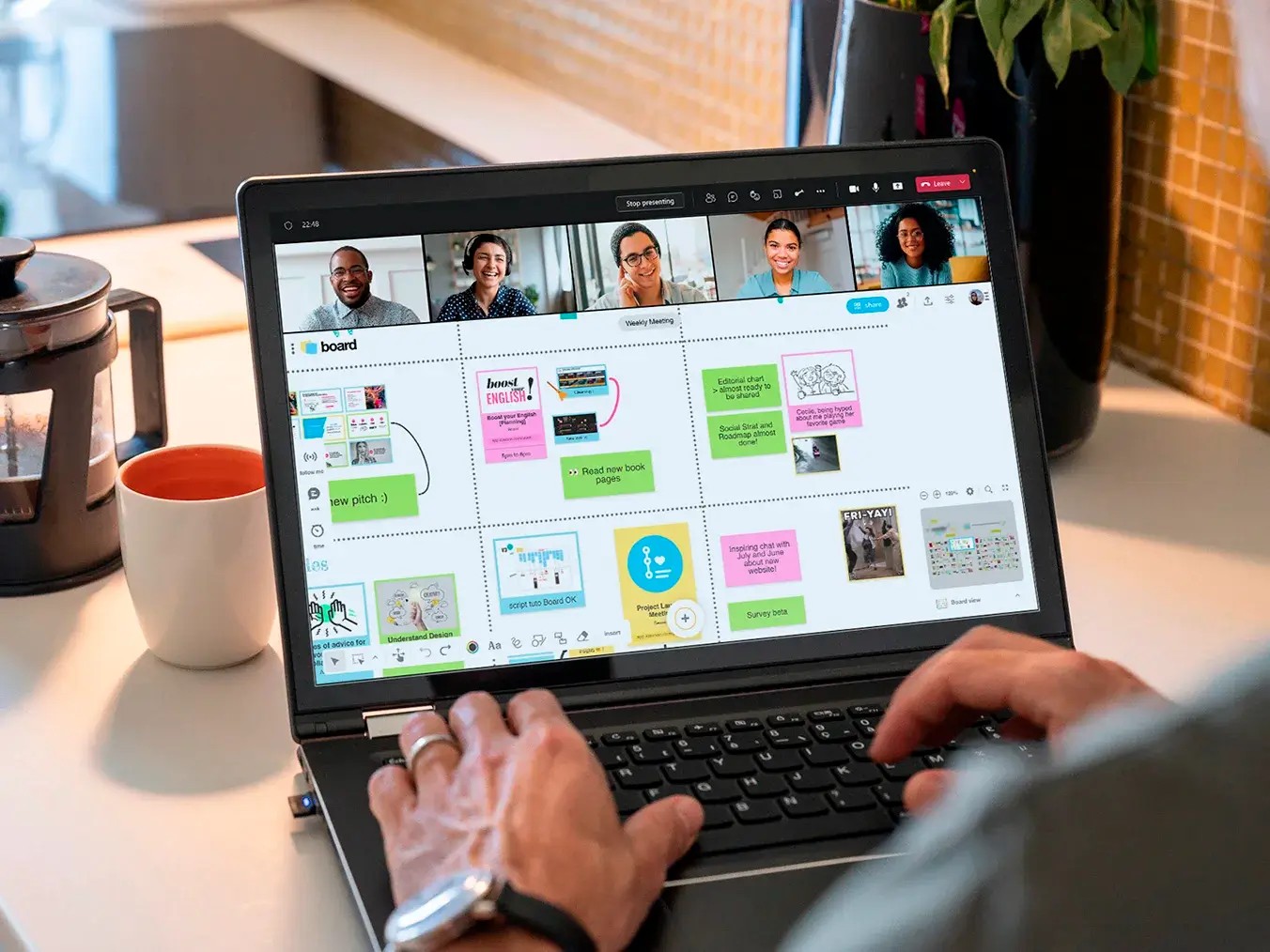 Tableau de bord Wrike avec tâches, messages et calendrier pour rester alignés.