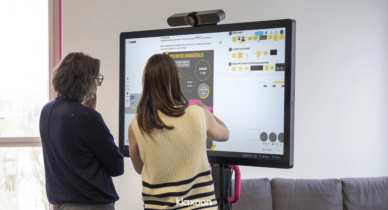 Deux personnes utilisent le template Klaxoon sur un Board. | Klaxoon