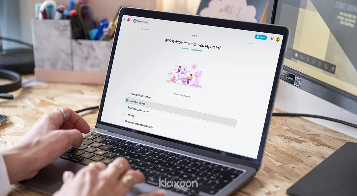 A person working on a computer displaying a multiple choice question asked in an “Meeting agenda” Memo template. | Klaxoon