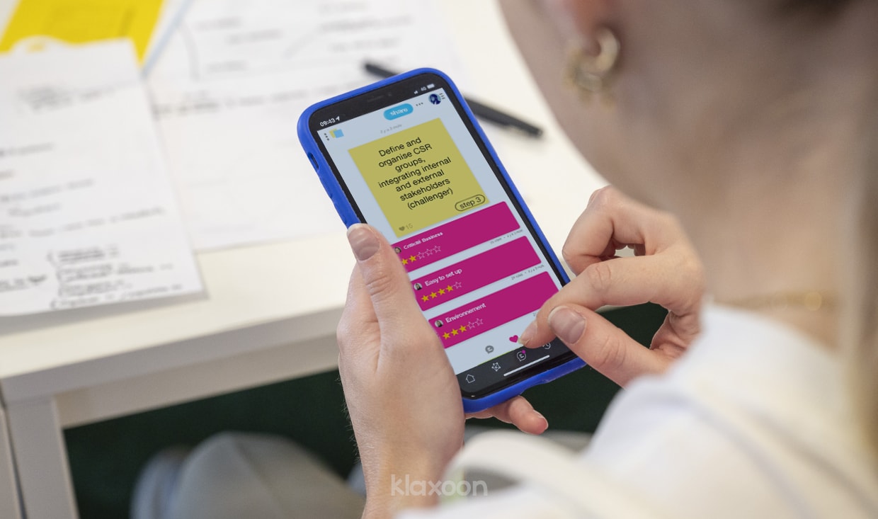 Somebody voting for one of the proposed projects using the Question tool. | Klaxoon