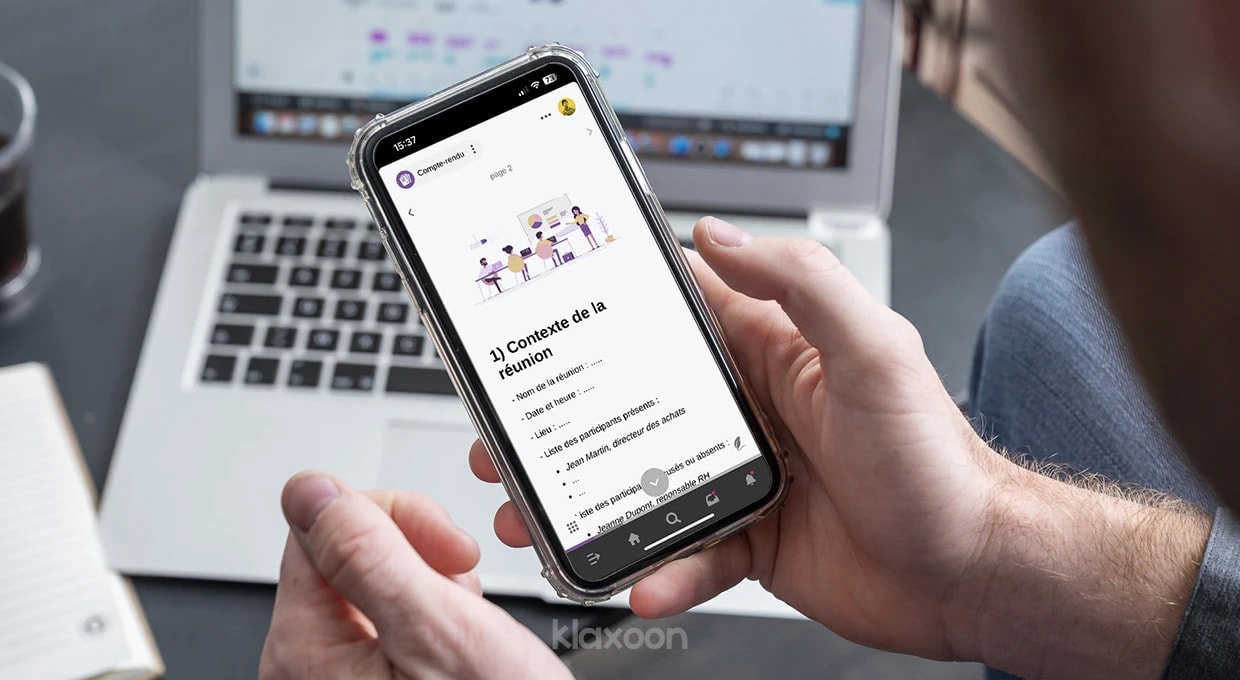 Une personne qui consulte le template de Mémo “Compte-rendu” sur son smartphone. | Klaxoon