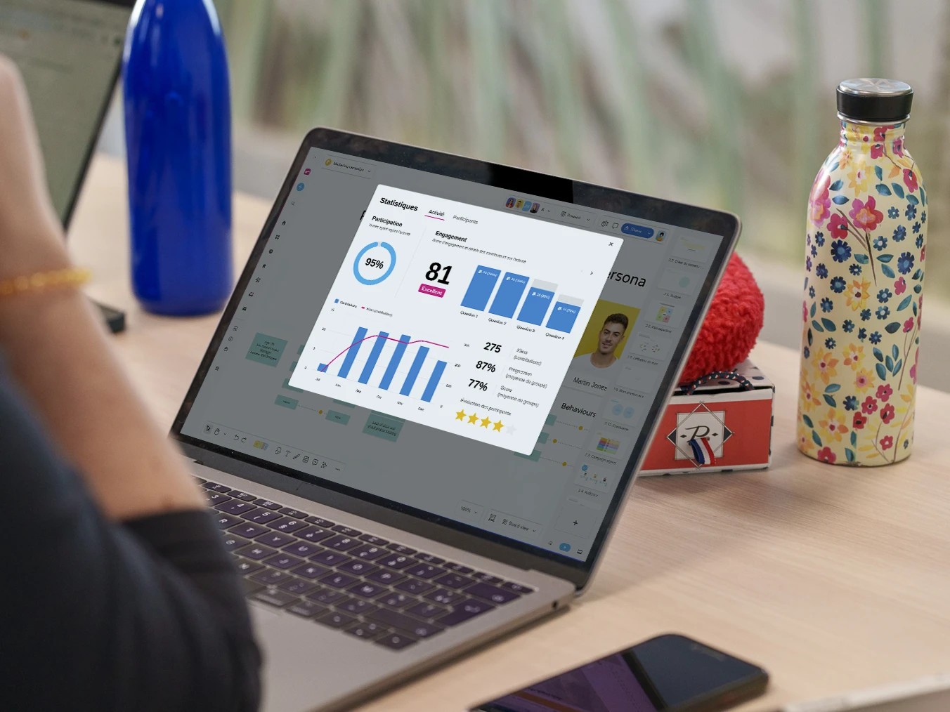 Campagne marketing digital avec graphiques, smartphone et mégaphone.