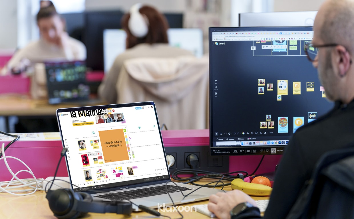 A person working on desktop meets their team on the GoodMorning Meeting Board while being at the office, and the other team members are connected remotely. | Klaxoon