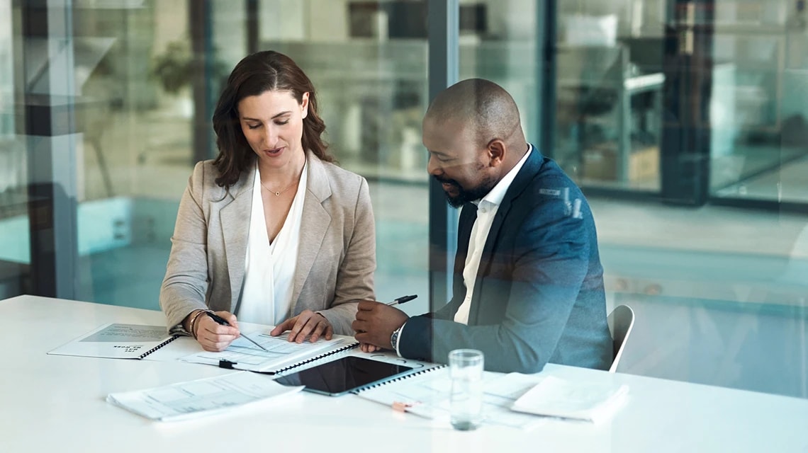 Deux personnes travaillant à la rédaction d'un cahier des charges. | Klaxoon