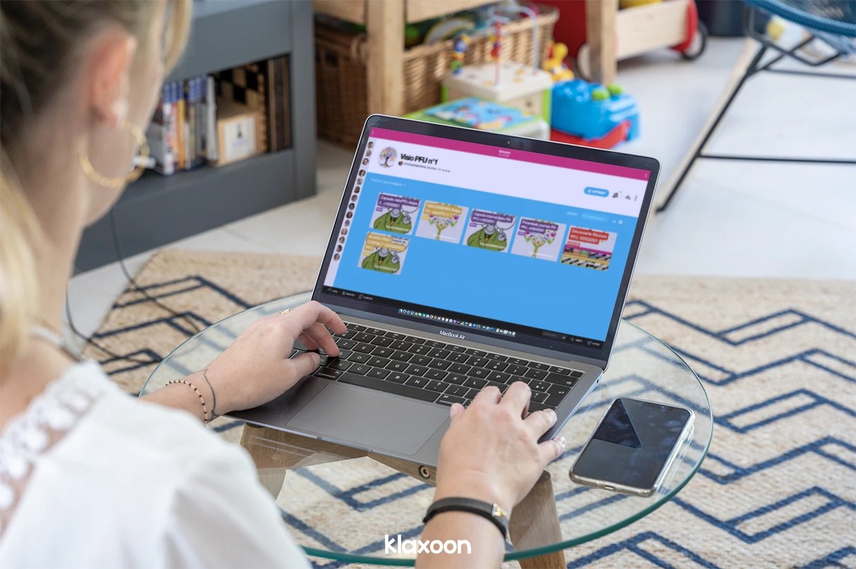 Une personne travaillant sur le Network partagé par Caroline sur son ordinateur. | Klaxoon