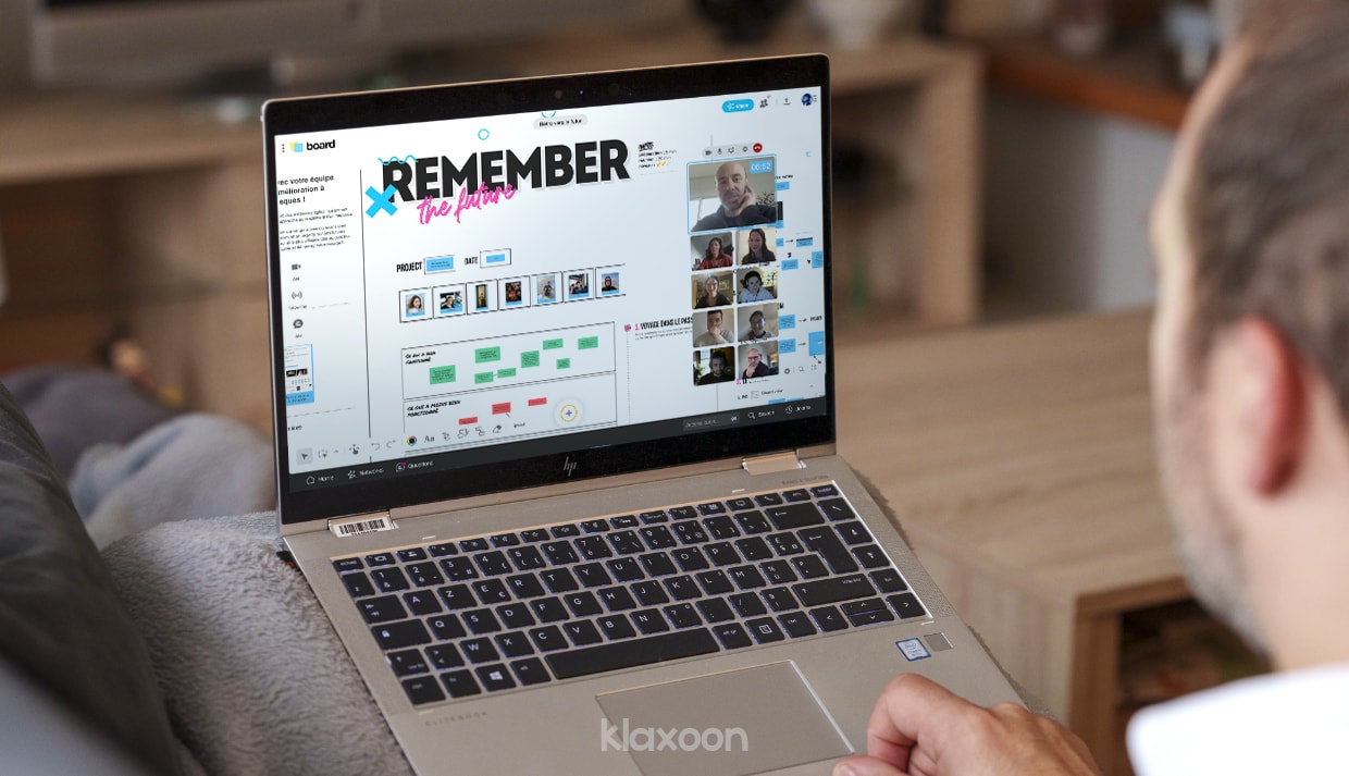 On a computer screen, a Board displays a team gathered remotely in a video conference on a Remember the Future template. | Klaxoon