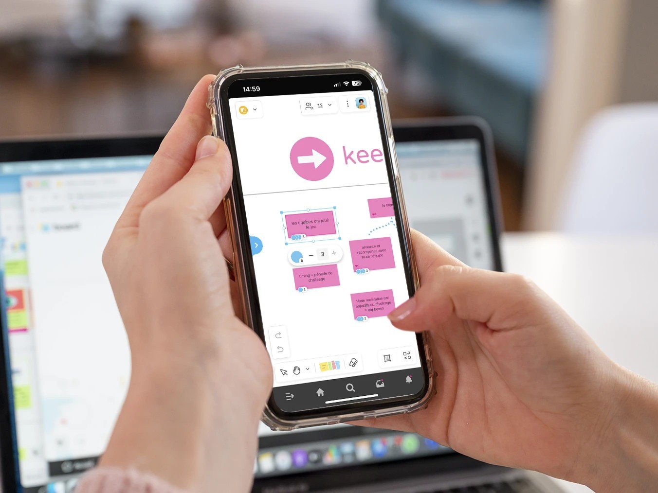 Tableau de bord d'efficacité d'équipe avec tâches, graphiques et icônes de collaboration.