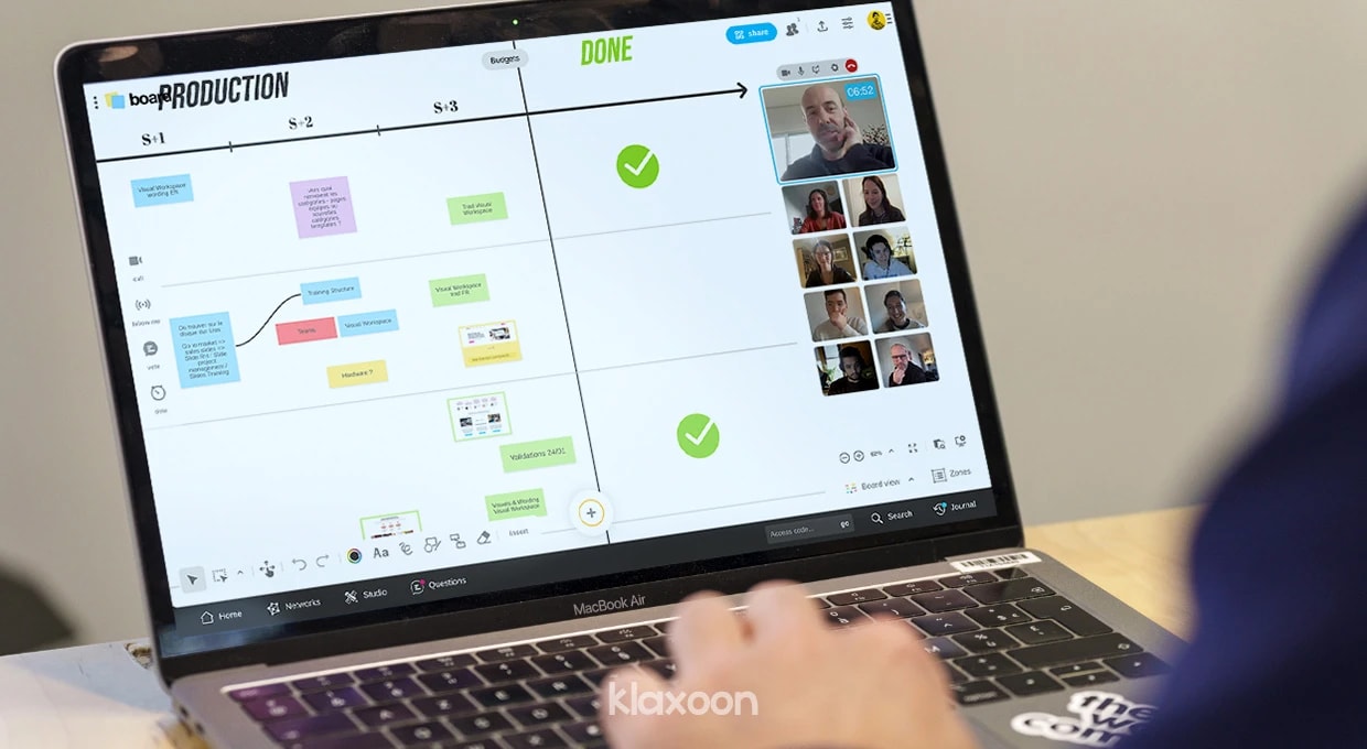 A person working on a computer, videoconferencing with several colleagues on a Board. | Klaxoon