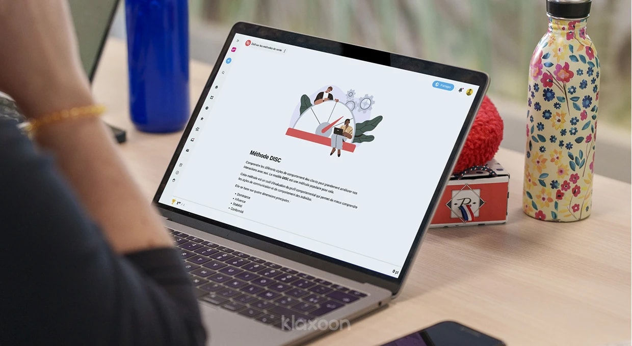 Une personne qui réalise l’Aventure “Défi sur les méthodes de vente” sur son ordinateur. | Klaxoon