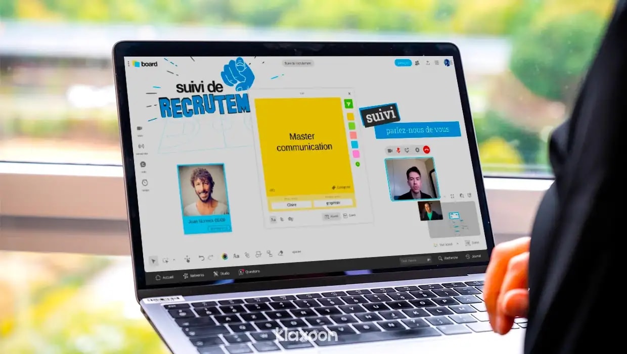 Une personne travaillant à distance sur un ordinateur, où elle est en conférence Live avec un candidat sur un Board. | Klaxoon