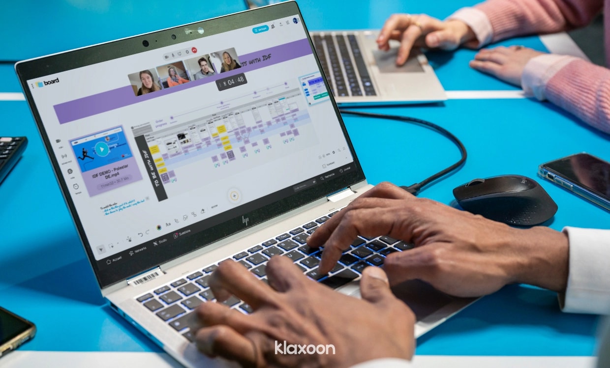 A person working remotely on the TO BE Board shared by Valérie, with their colleagues also connected on the Board. | Klaxoon 
