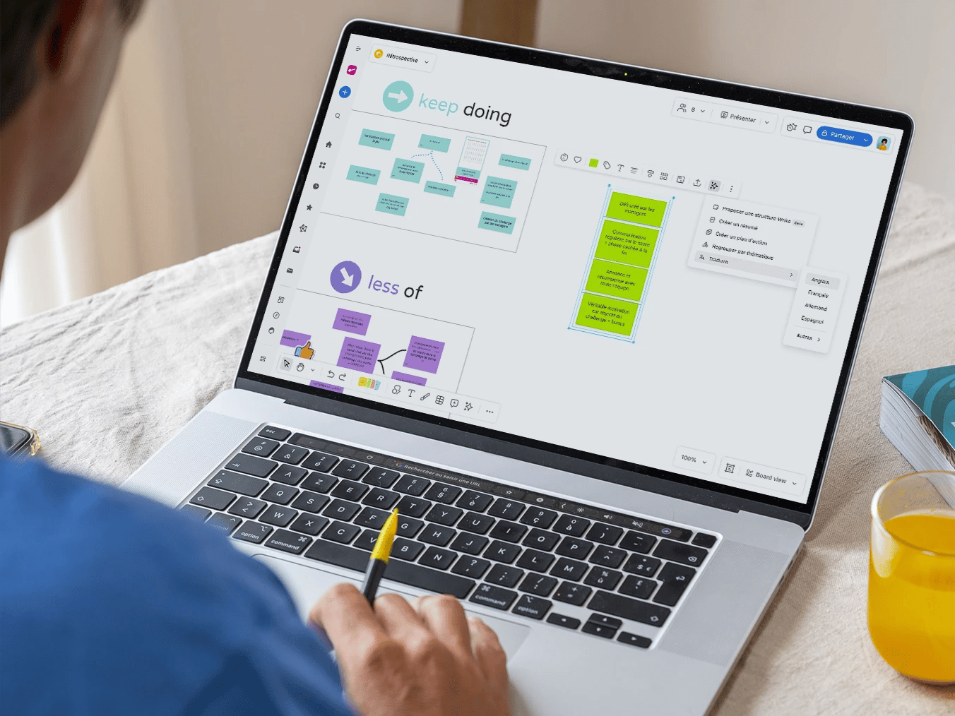 Graphique travail hybride avec icônes d’ordinateur portable et visioconférence.