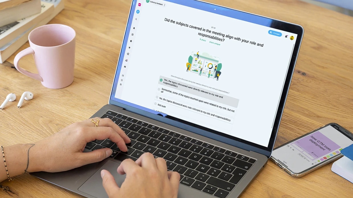 Klaxoon survey feedback dashboard displaying bar chart, response rates and summary stats.