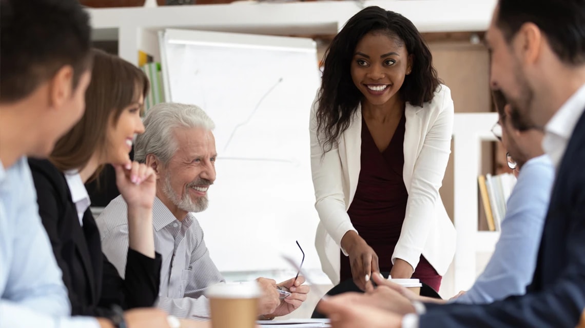 Une personne qui fait une présentation à son équipe en présentiel. | Klaxoon