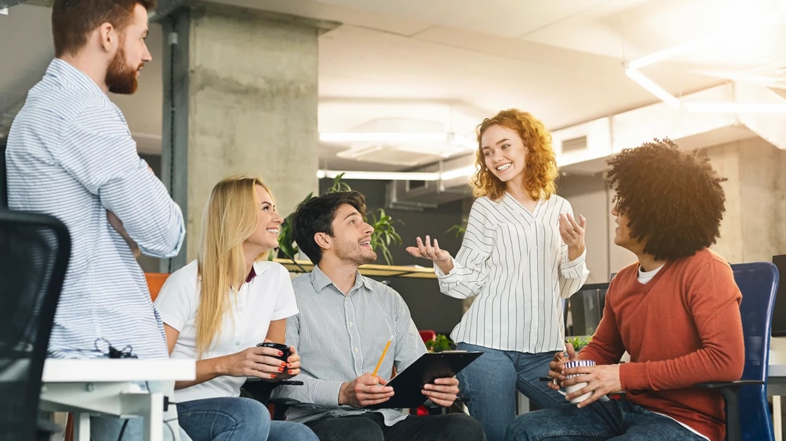 Plusieurs personnes qui discutent dans une salle. | Klaxoon