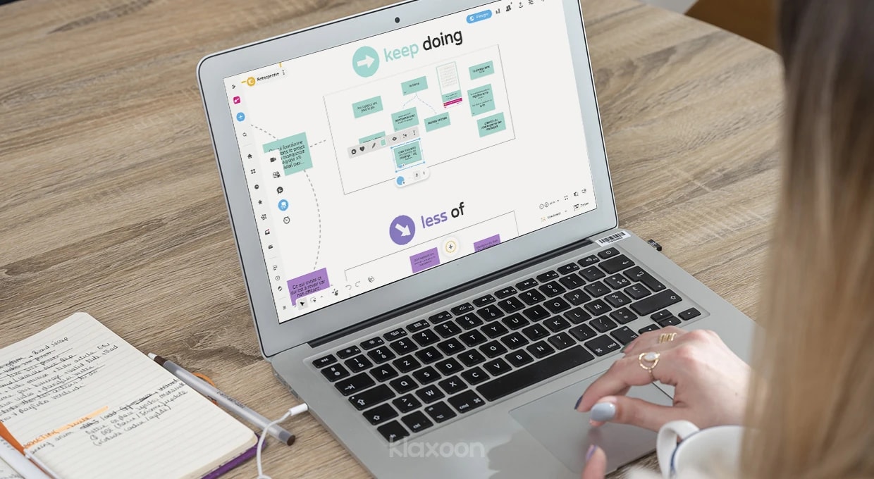 Une personne travaillant sur un ordinateur qui affiche une zone de dot voting dans un Board de Rétrospective. | Klaxoon