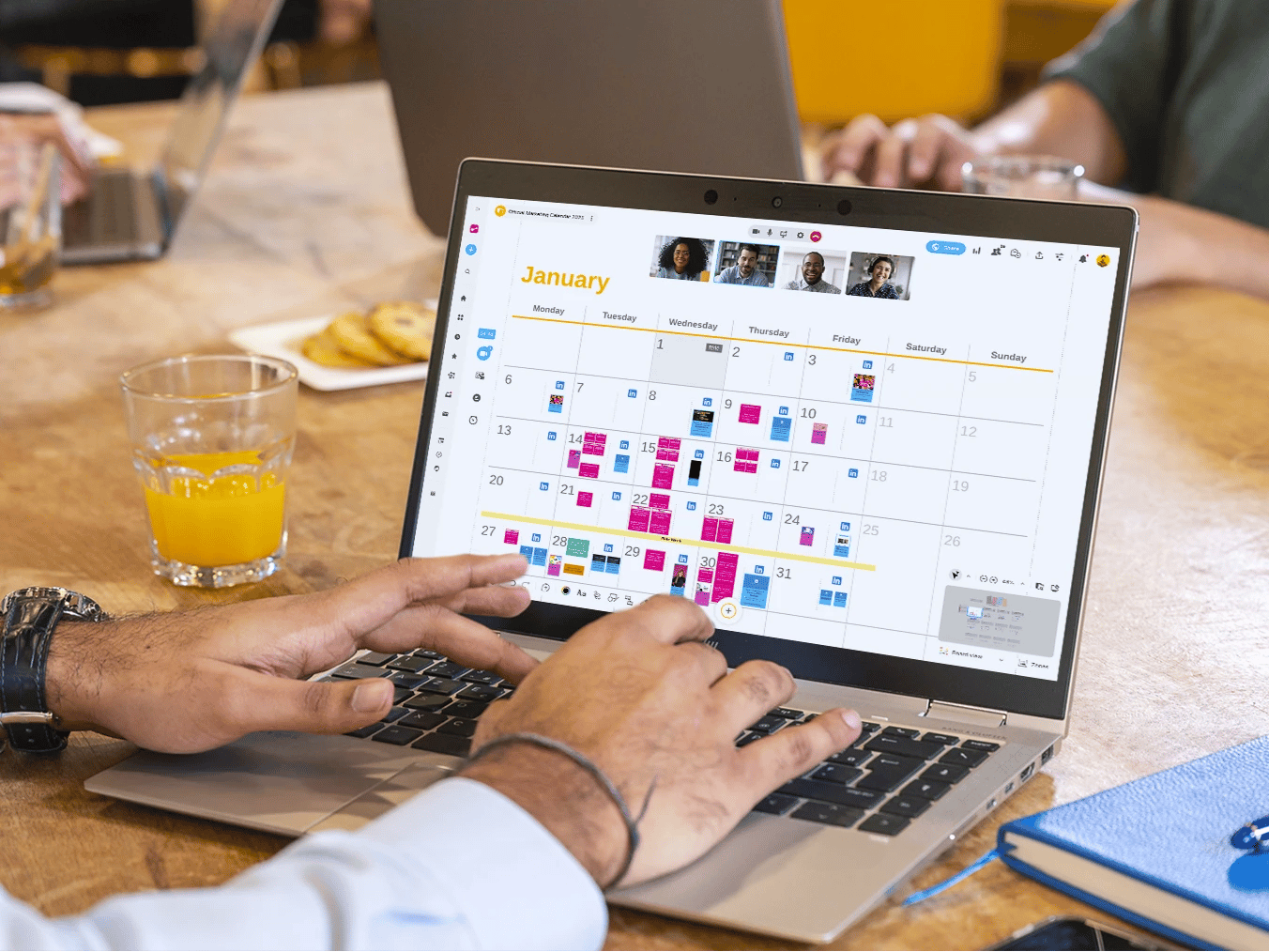 Une personne travaillant sur un ordinateur qui affiche un calendrier de production de contenus. | Klaxoon