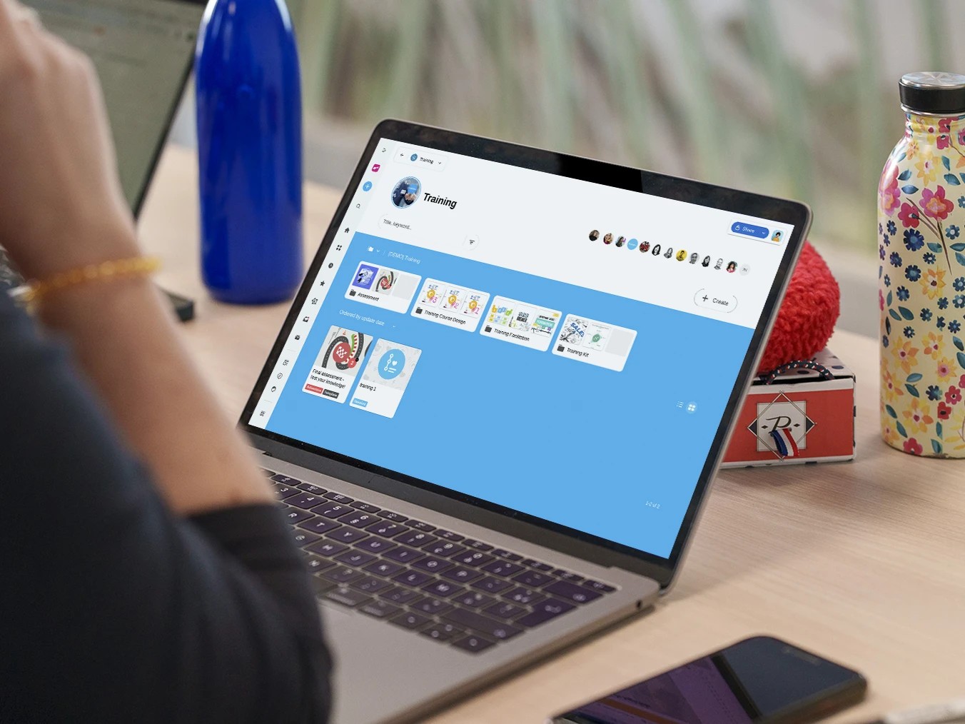 Session de formation RH avec formateur devant un tableau et participants.