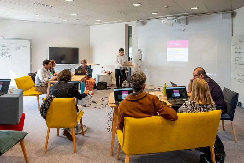 Une réunion se déroule, les participants utilisent l’outil Question de Klaxoon. | Klaxoon