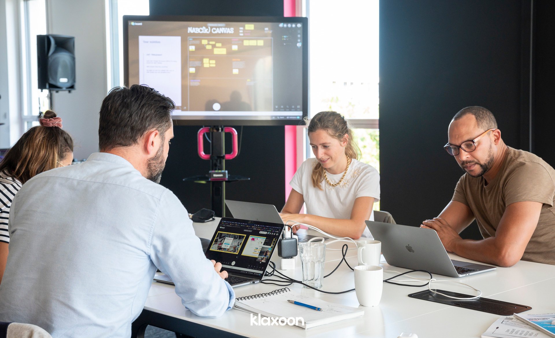 Une équipe de 4 personnes est en pleine réunion de synchronisation,  sur le Board Klaxoon.