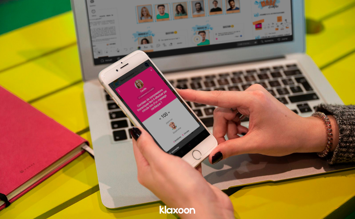Une participante répond sur son smartphone à la Question Challenge que l’un de ses camarades a posé. | Klaxoon