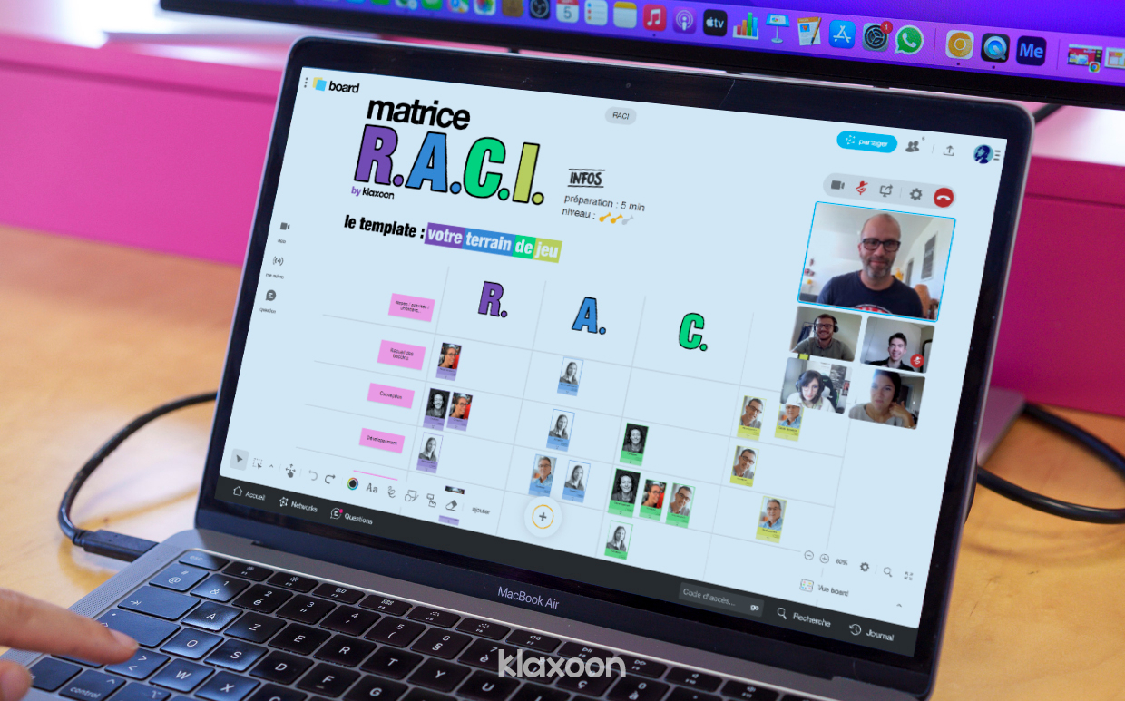 Un Board avec le template RACI ouvert sur desktop, et une réunion d'équipe en Live. | Klaxoon