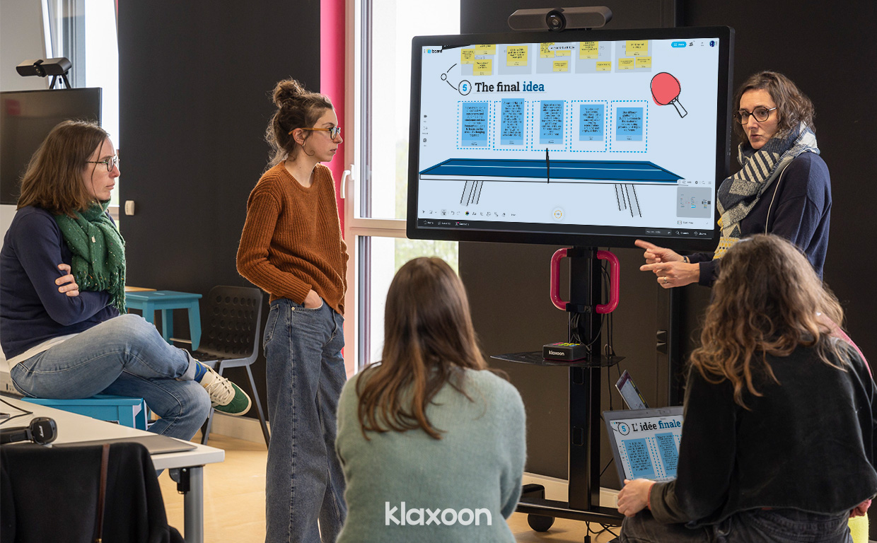 a team with a meetingboard Klaxoon to brainstorm with round robin template