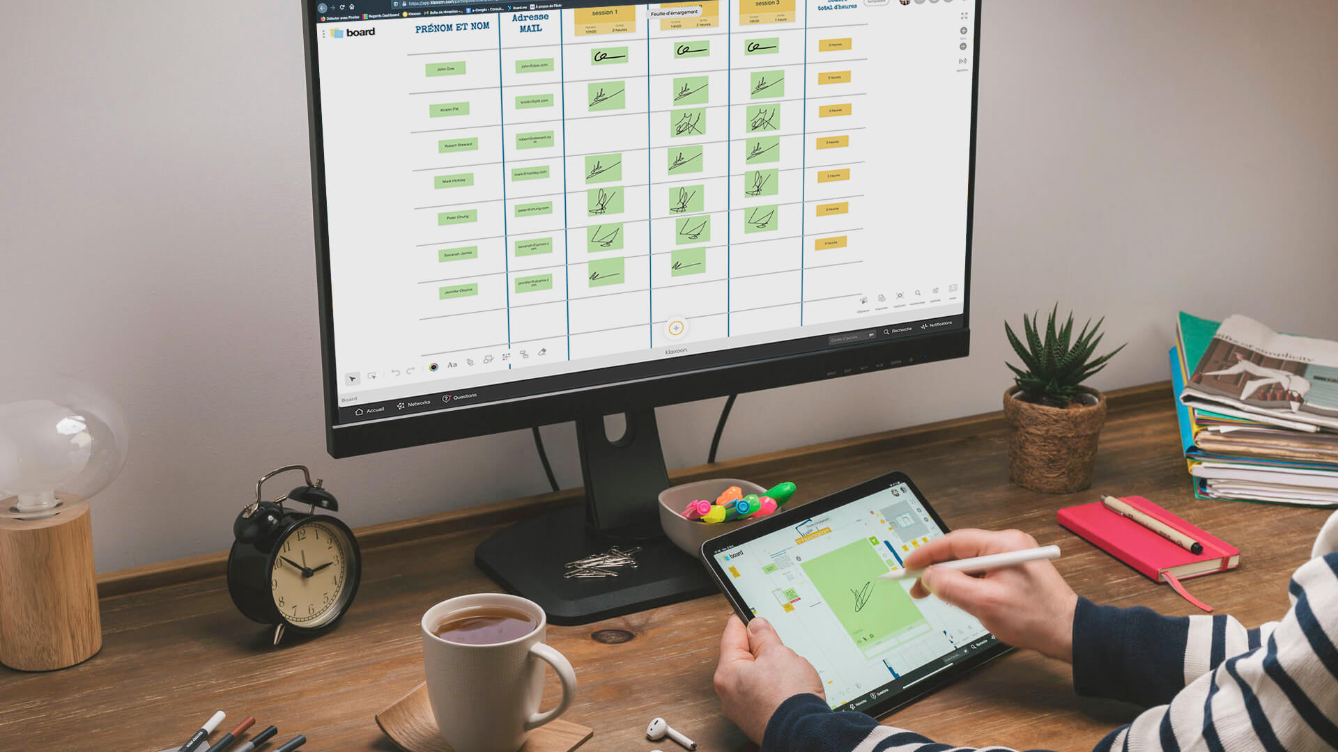 Une personne travaillant à distance sur un ordinateur qui affiche le template Feuille d'émargement de Klaxoon, où plusieurs idées ont été ajoutées avec des signatures. | Klaxoon