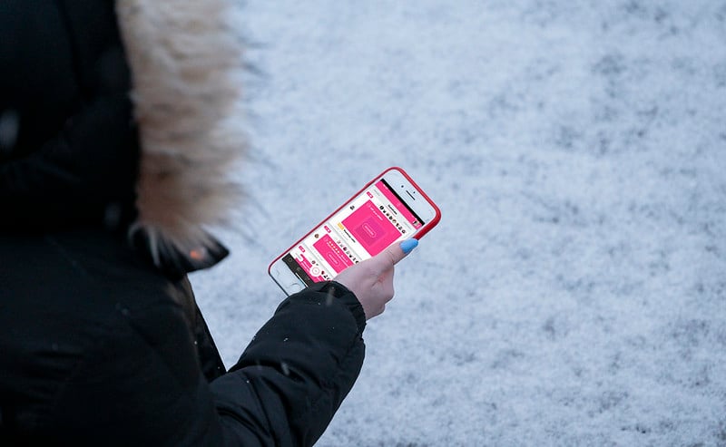 Un écran de téléphone montre une série de Questions. | Klaxoon