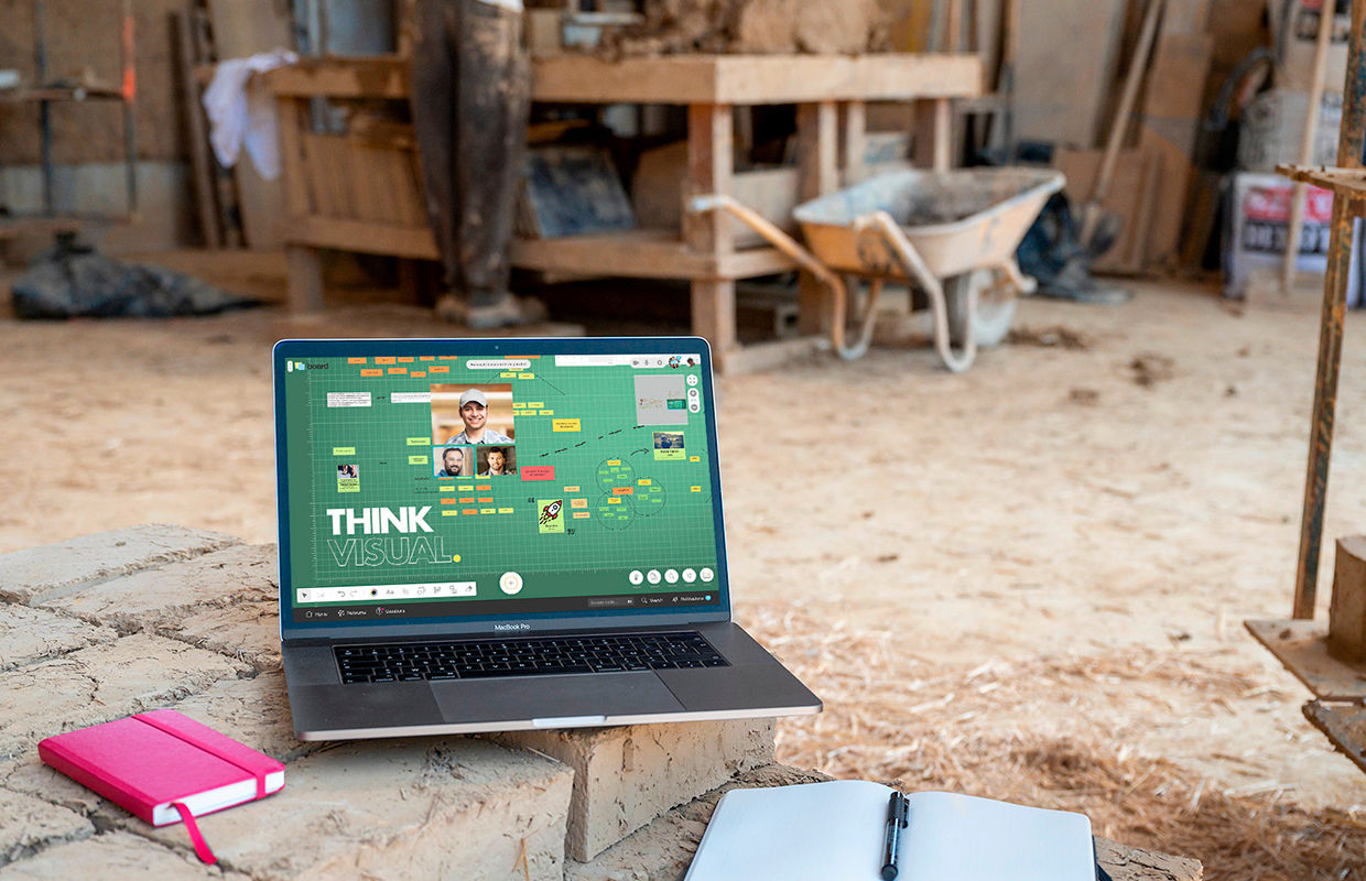 Un ordinateur affichant un Board Klaxoon posé dans un atelier d'artisan. | Klaxoon