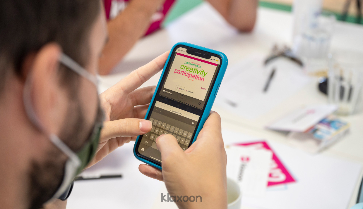 Someone asks a Question in writing. | Klaxoon