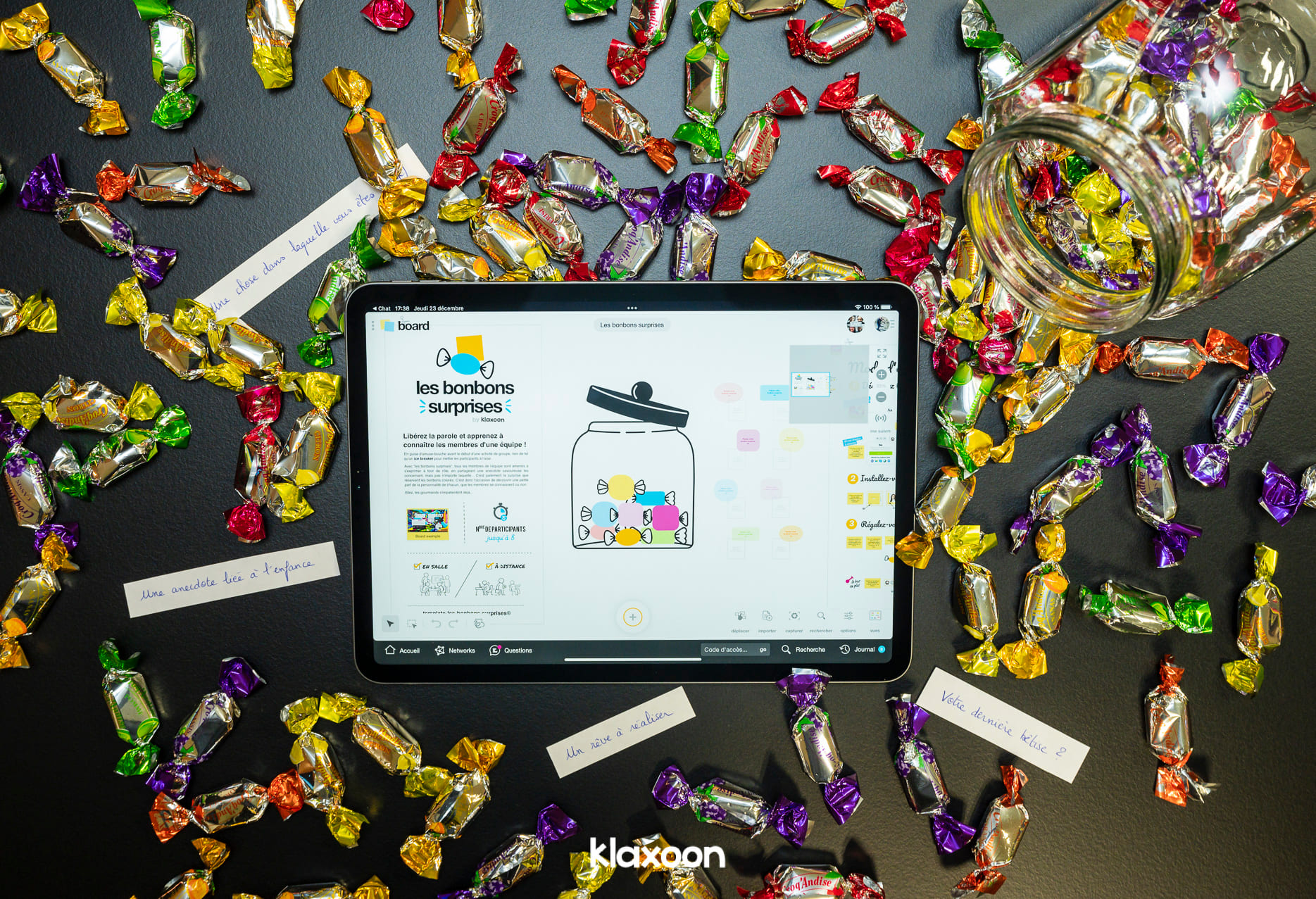 Le Template "les bonbons surprises" est ici utilisé sur tablette. Une bonbonnière remplie de bonbons colorés y est illustrée. | Klaxoon