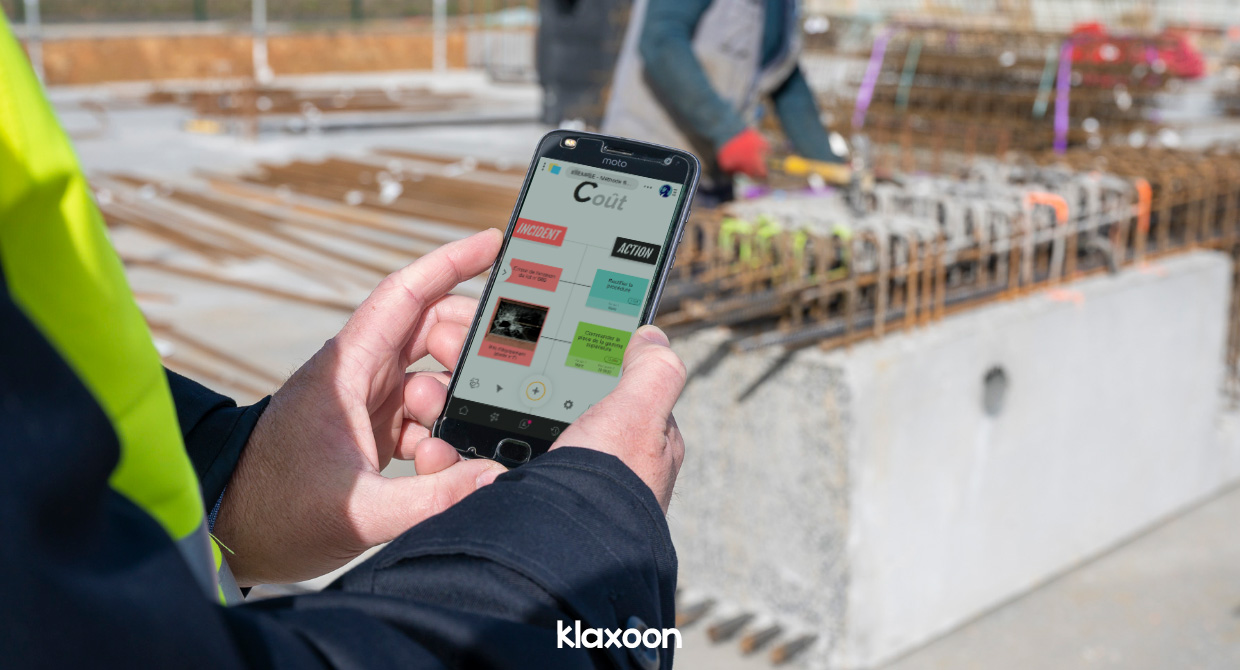 Sur un écran de smartphone, une photo de bris de glace montre un incident sur la chaîne de production. | Klaxoon