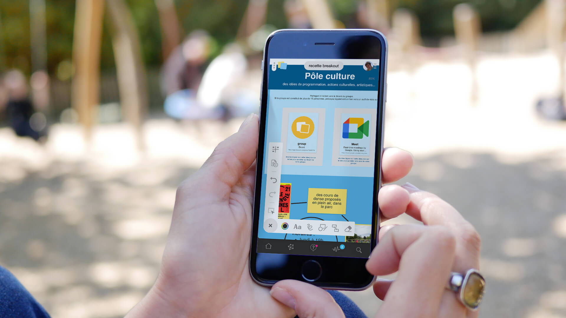 Une personne consultant un Board Breakout Rooms sur son téléphone, qui contient également un lien de redirection vers une réunion Google. | Klaxoon