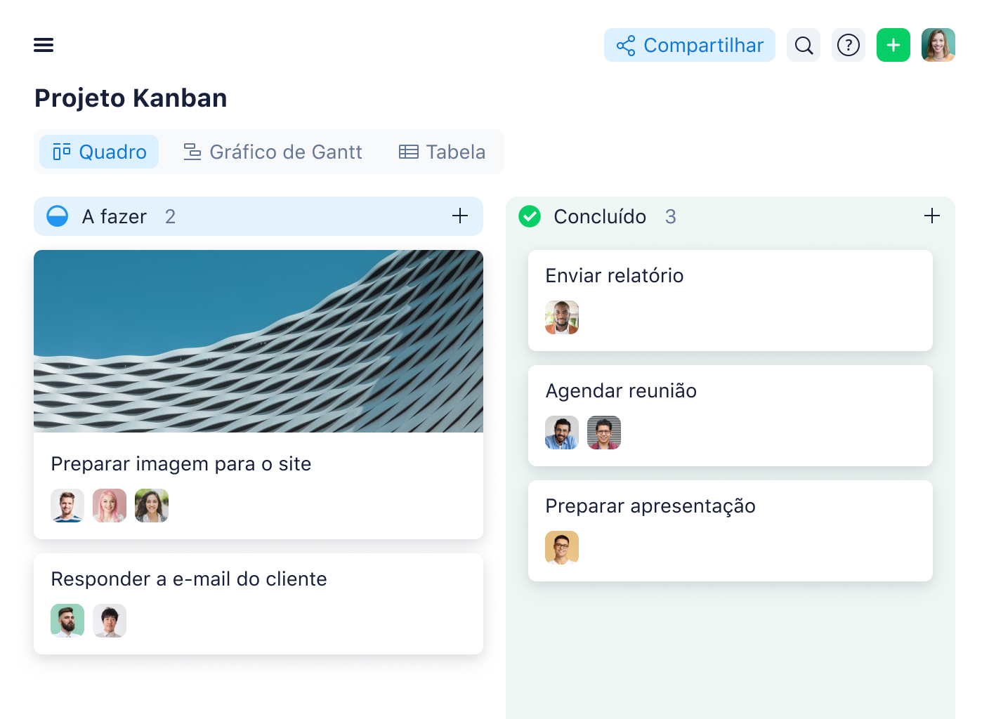 Quadro Kanban Wrike com colunas A Fazer, Em andamento e Concluído com cartões de tarefa.