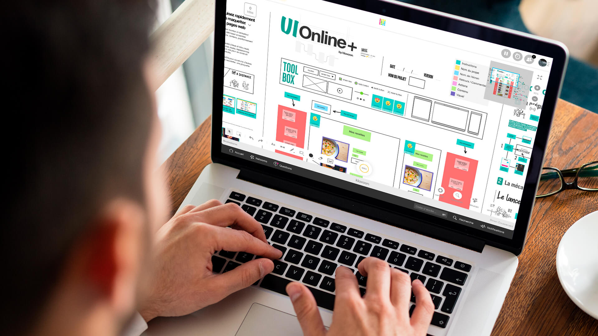 Une personne travaillant sur un ordinateur qui affiche un template UI Online complété dans Board. | Klaxoon