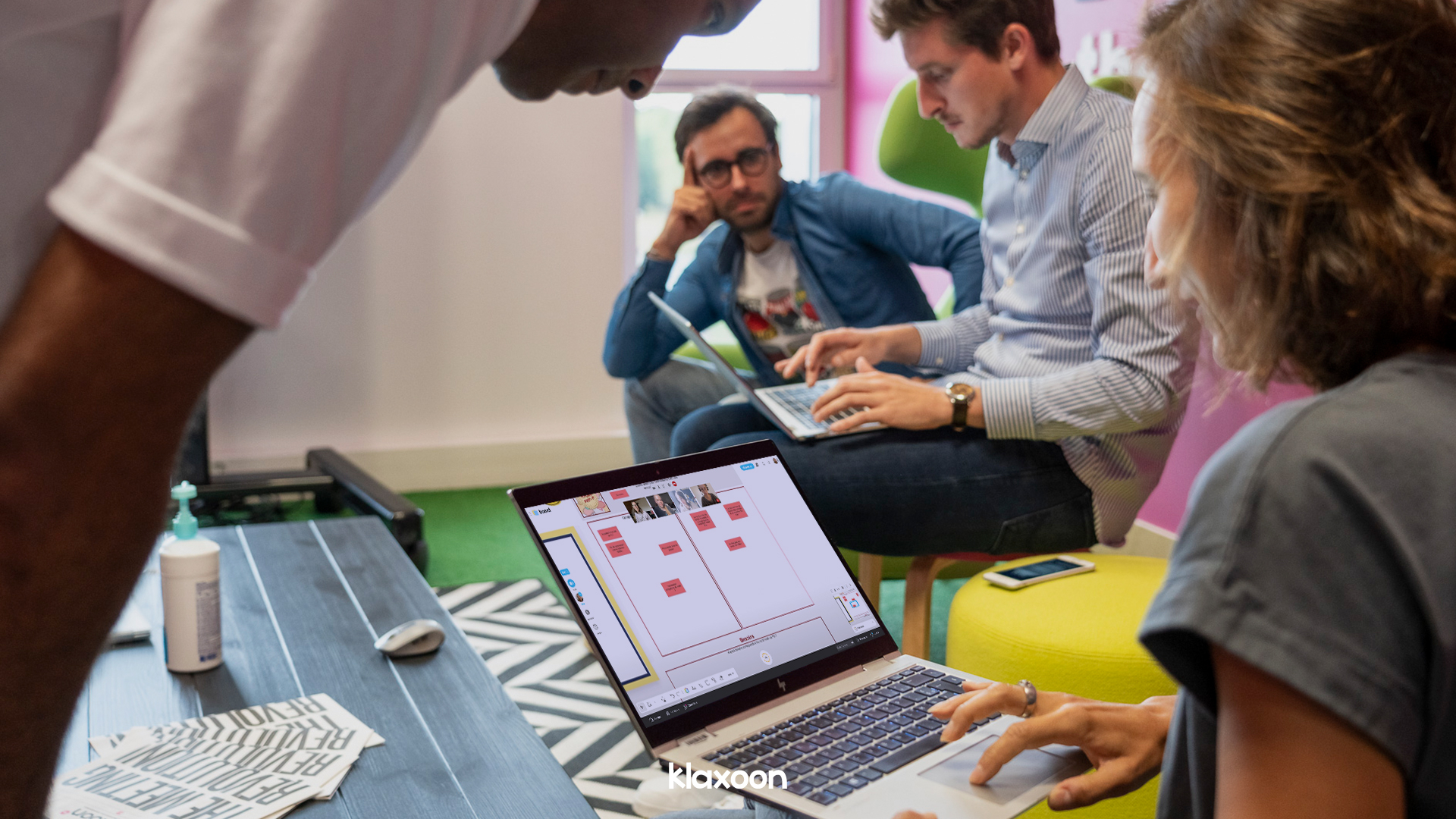 Un groupe de quatre personnes travaillant à partir du template de la méthode SONCASE sur Board. | Klaxoon