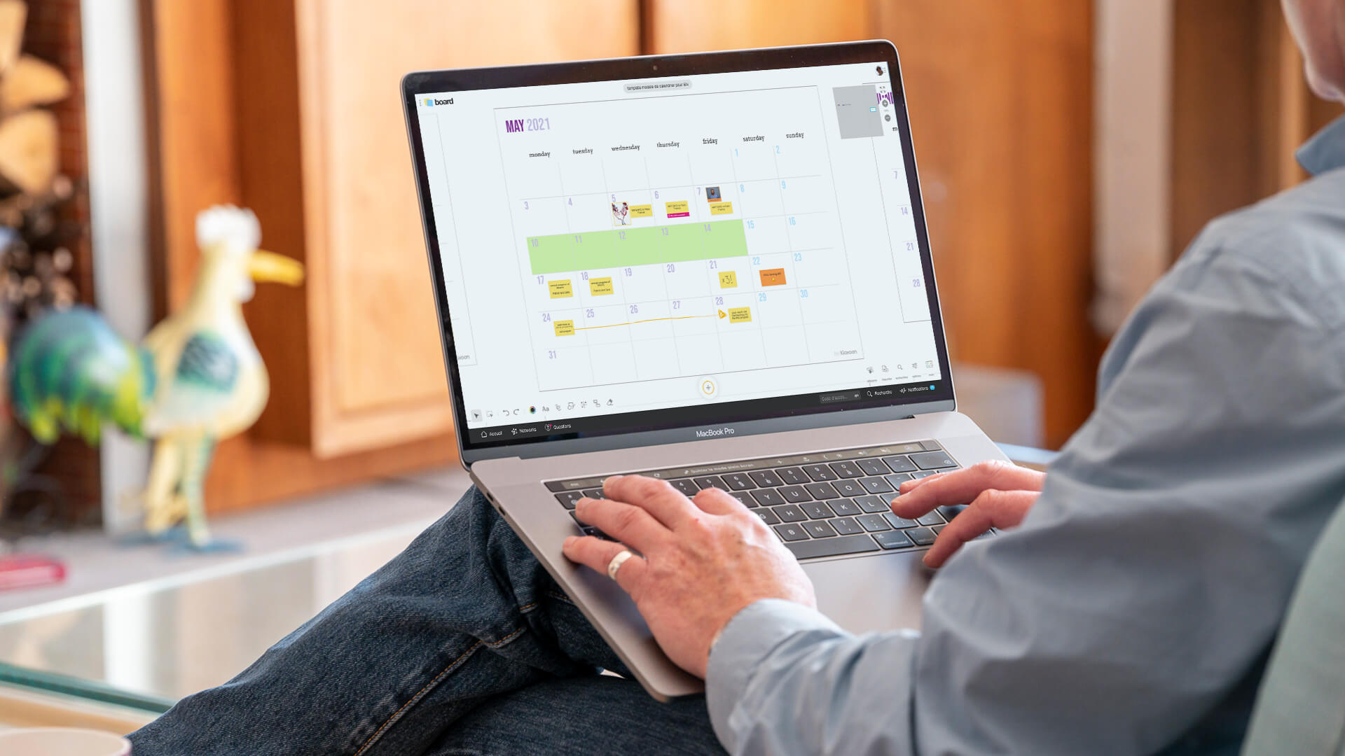 A person filling a Calendar template on a desktop. | Klaxoon