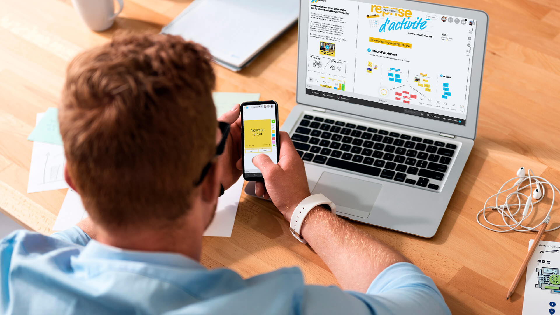 Une personne travaillant sur un ordinateur qui affiche le template Reprise d'activité. | Klaxoon