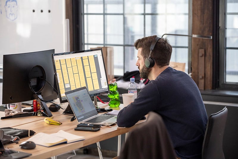 A man working in front of his computer. | Klaxoon