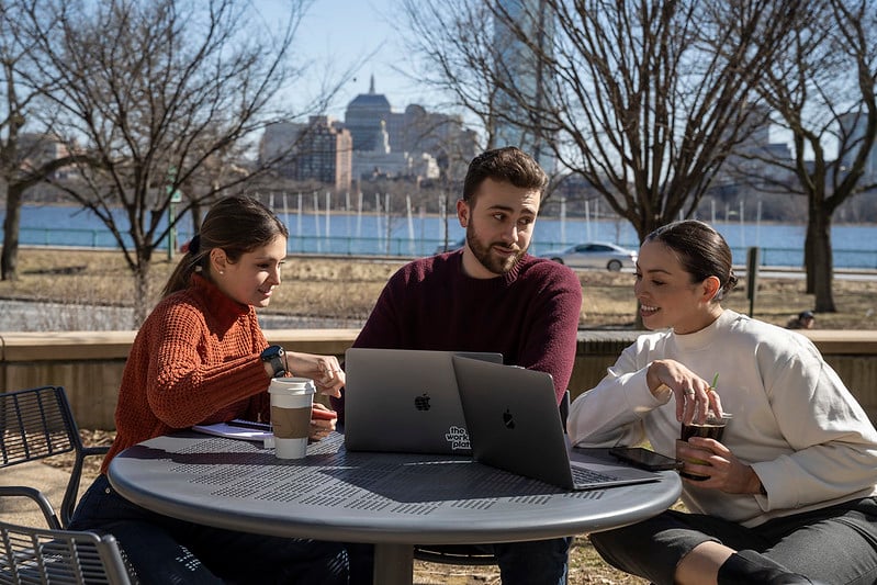 3 people in a meeting in a public park. | Klaxoon