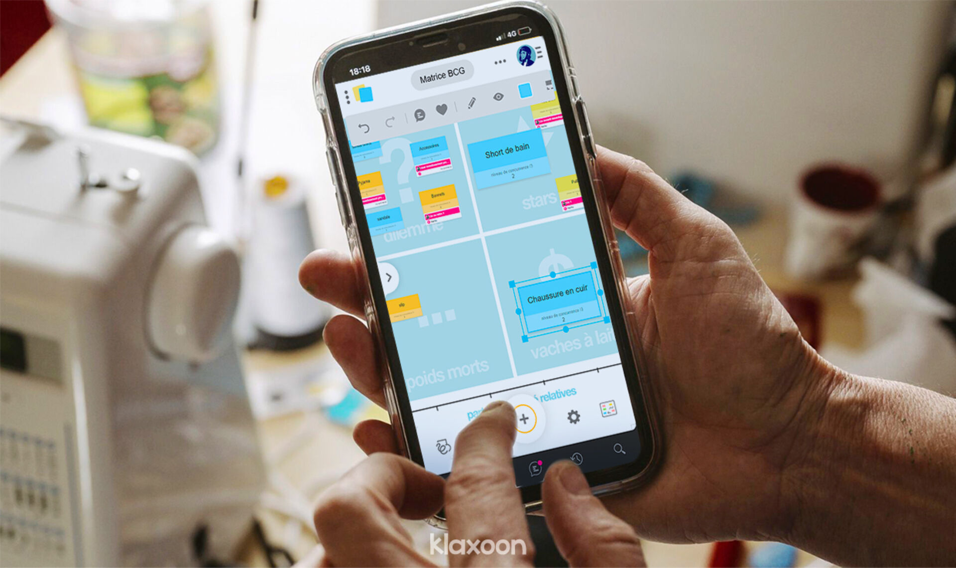 Sur un écran de smartphone, un Board avec le template Matrice BCG est ouvert, et des idées partagées dans le domaine du prêt-à-porter. | Klaxoon