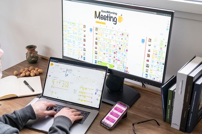 Someone preparing for their next meeting. | Klaxoon